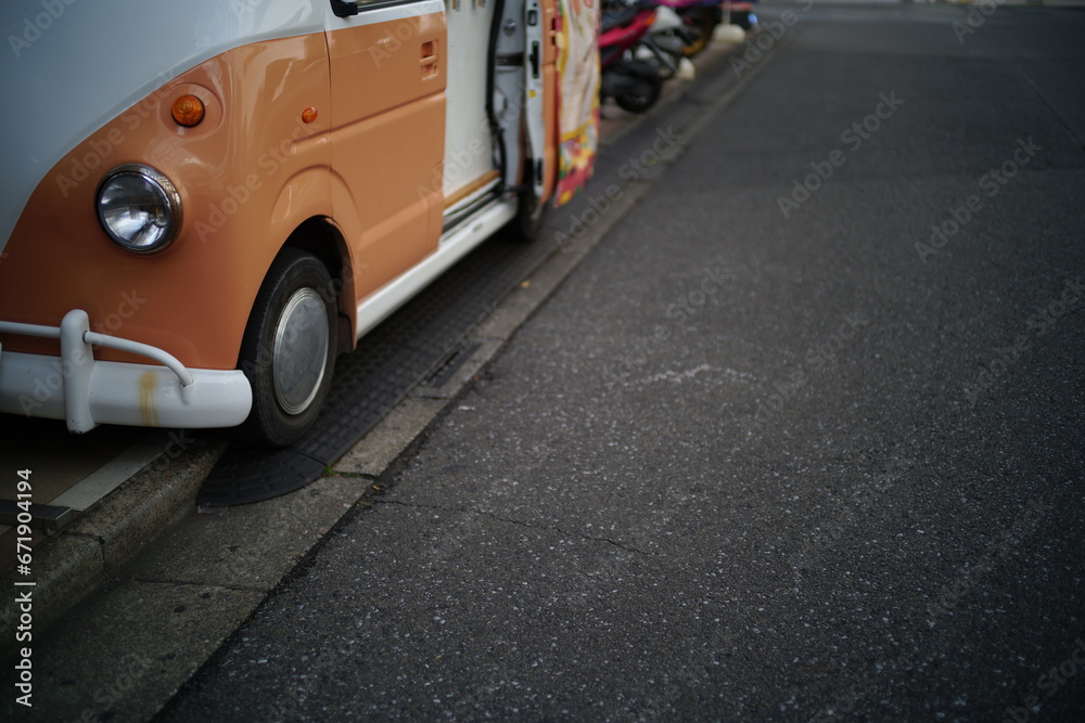 Obraz premium オレンジのキッチンカー