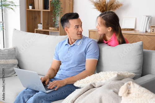 Father and daughter using l...