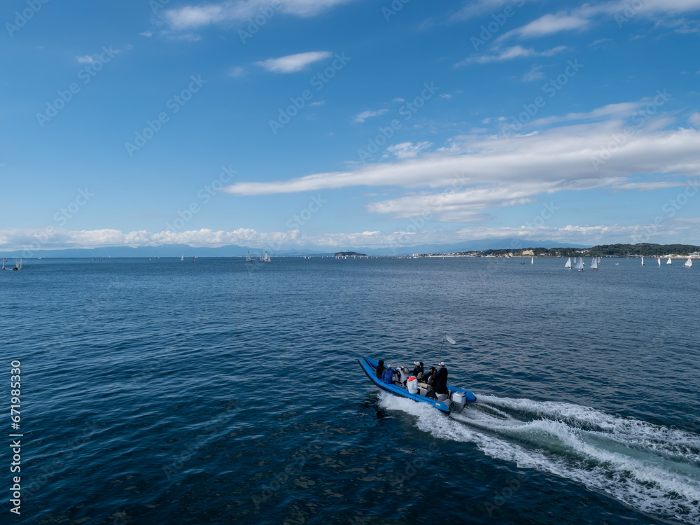 Obraz premium 海岸の風景、ヨットのセーリングの練習