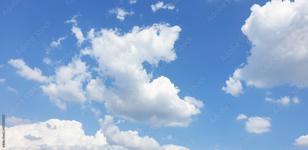 White clouds and blue sky - obrazy, fototapety, plakaty 