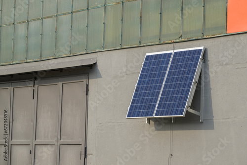 Solarpanele an einer Hauswand angebracht photo