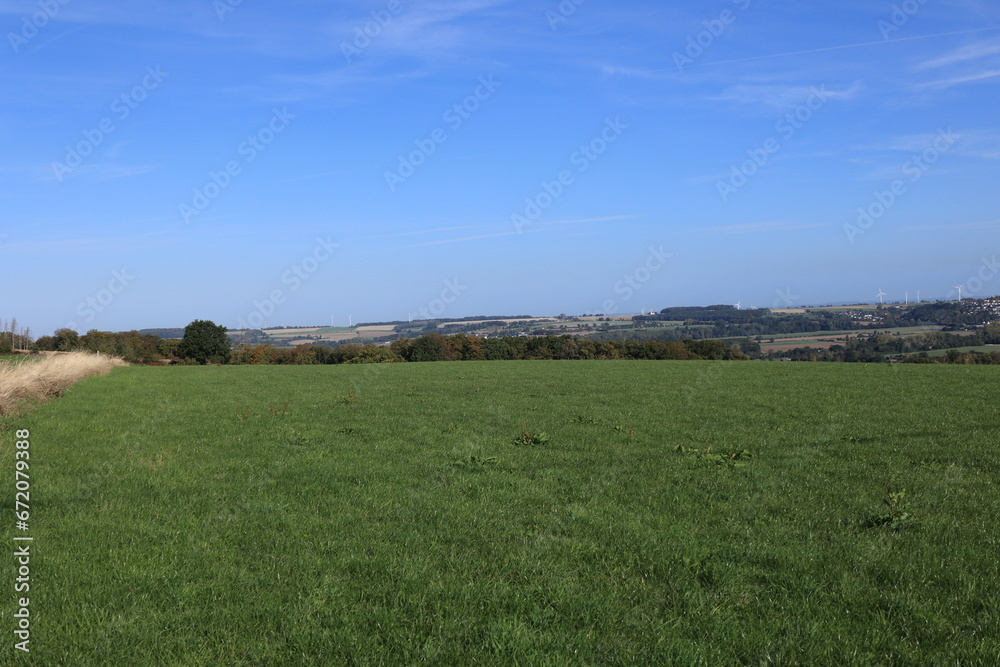 Blick von der Stadt Menden über das Ruhrtal auf den haarstran bei Föndenberg im Kreis Unna