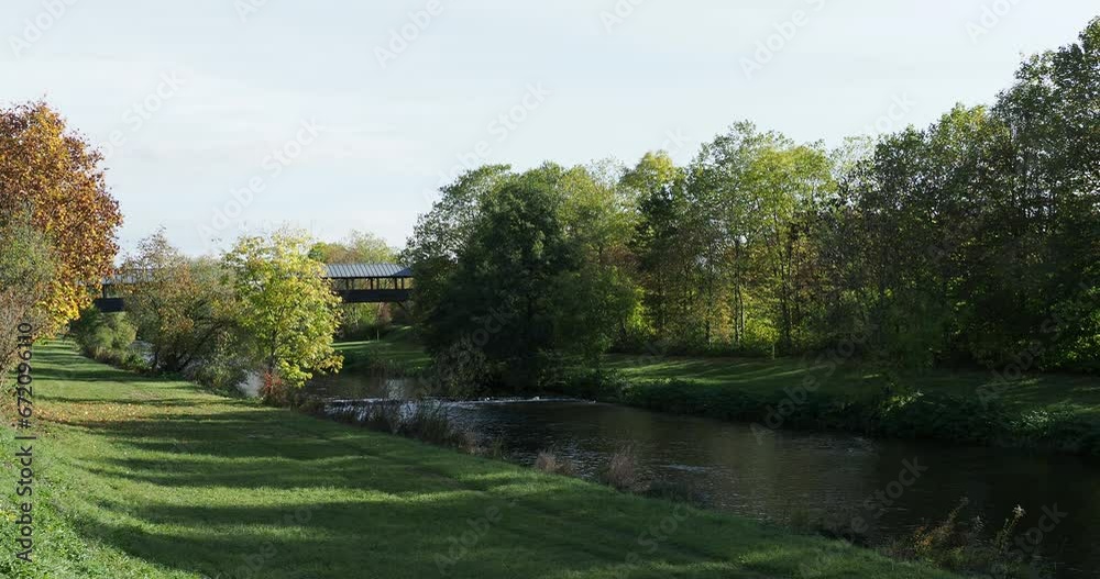 Der Weg am Ufer entlang der Wiese (Fluss) zwischen Lörrach und Brombach. Die Holzbrücke über die B 317 -  Wiesentalstraße Richtung Landschaftspark Grütt
