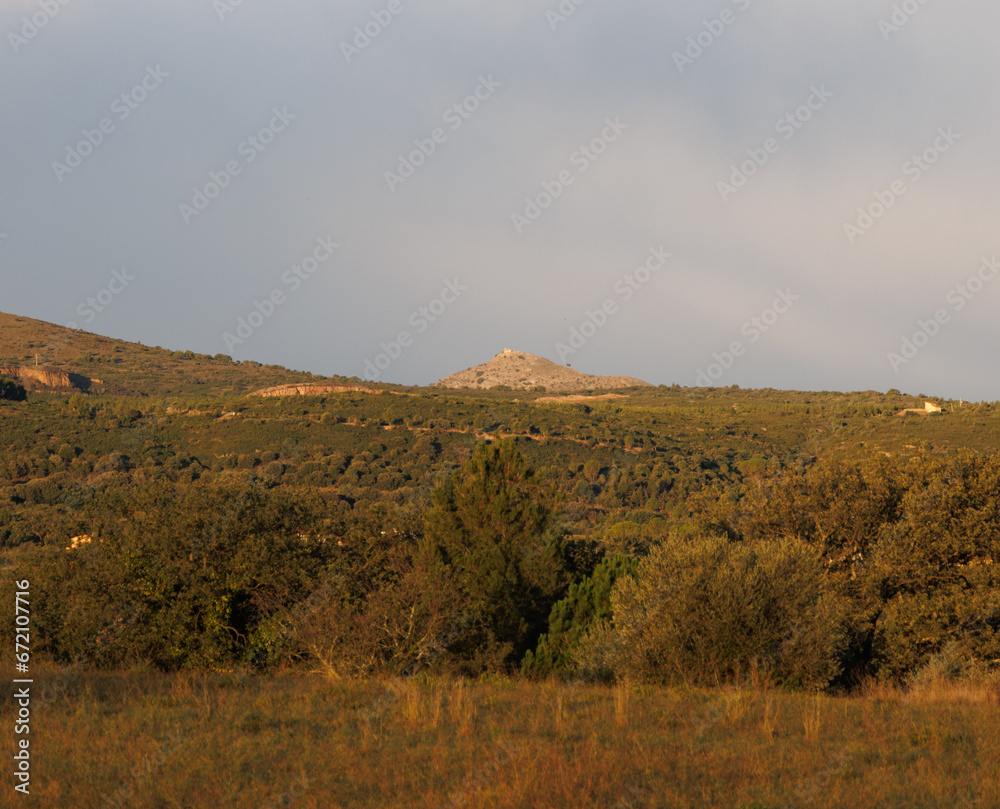 Fototapeta premium Chapelle catalane perchée sur la colline