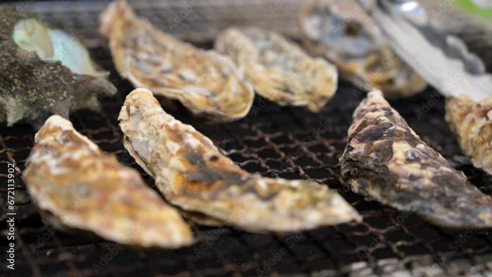 牡蠣小屋で焼き牡蠣を焼いている様子