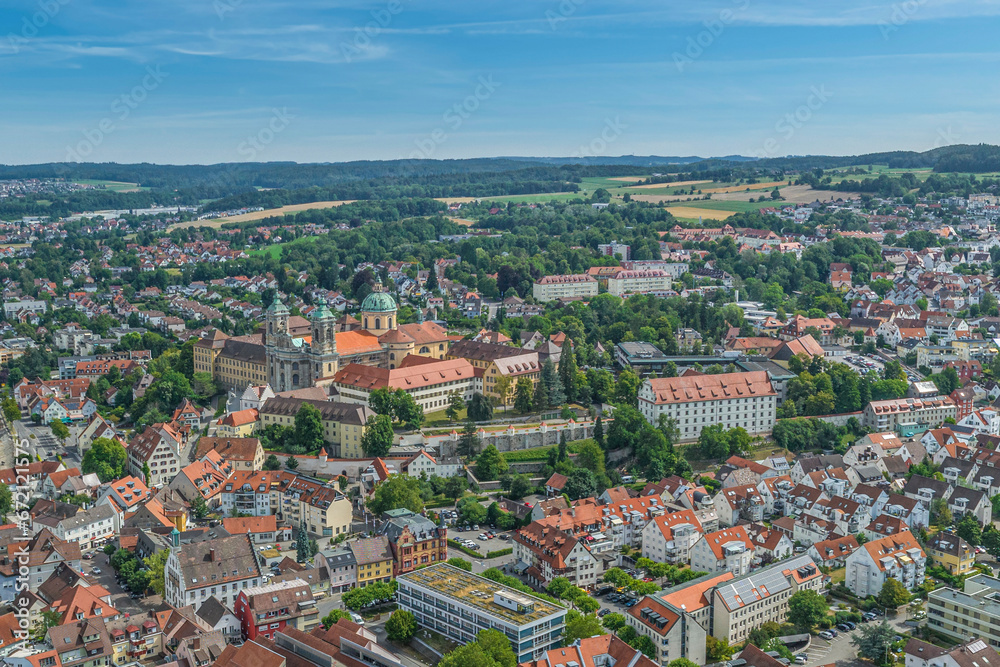 Die Hochschulstadt Weingarten in Oberschwaben von oben, Blick zur ehemaligen Reichsabtei mit Klosterkirche im Barockstil