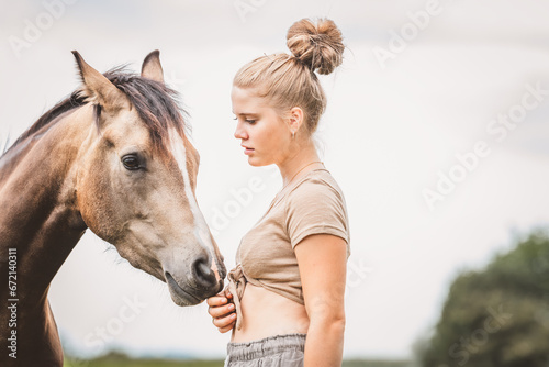 Frau mit Pferd © Petra Fischer