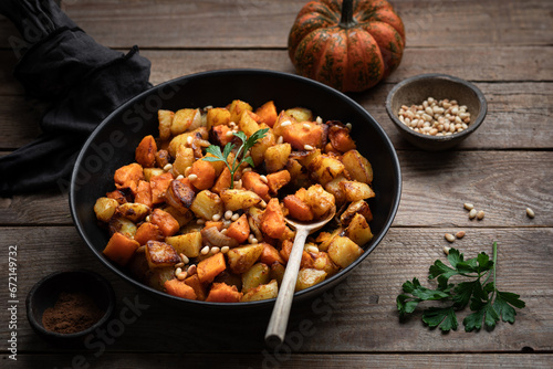 poêlée de pommes de terres et portion automnale aux épices curry, paprika, pignons photo