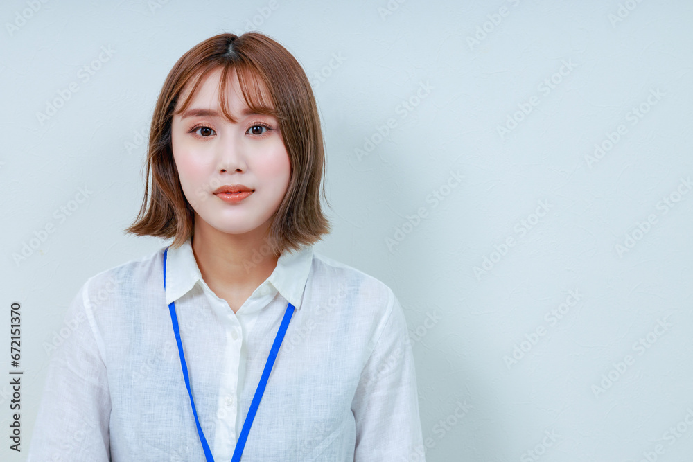 若い女性スタッフのアップ|右スペース 若い女性スタッフのアップ|右スペース