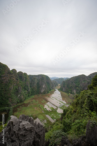 Obraz na płótnie Stunning panorama of Ngo Dong River and the paddy fields below from the Ngoa Long Mountain in Ninh Binh, Vietnam. w salonie