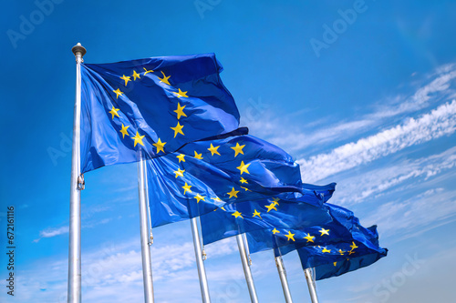 Flaggen der Europäischen Union wehen bei strahlend blaumem Himmel im Wind