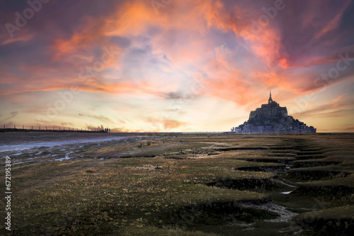Le Mont-Saint-Michel et pr  s sal  s
