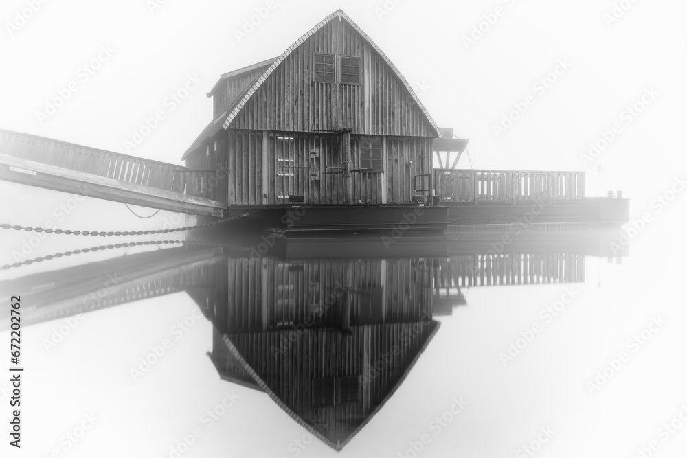 Fototapeta premium Schiffmühle im Nebel