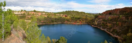 Lac né d'une ancienne mine de bauxite à Cazouls les Béziers