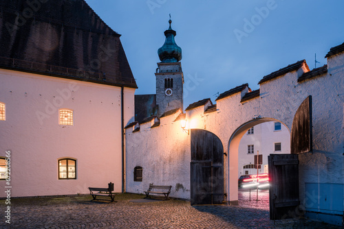 Mauer mit Tor und Stadtpfarrkirche, St. Nikolaus in Mühldorf  Nachts  photo