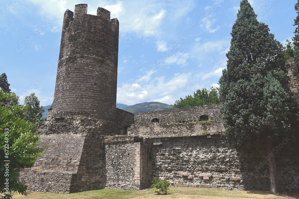 The towers of Aosta date back, in their general layout, to Roman times. The Bramafam Tower, the Cheese Tower and the Leper Tower are important.