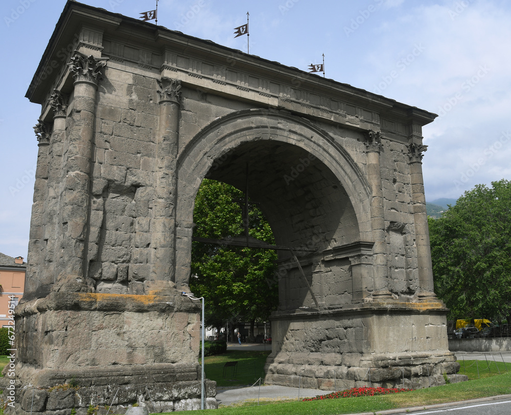The Arch of Augustus is a monument in the city of Aosta which was built in 25 BC. on the occasion of the victory of the Romans over the Salassi by Aulus Terenzio Varrone