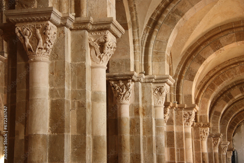 Chapiteaux romans de la basilique de Vézelay en Bourgogne. France