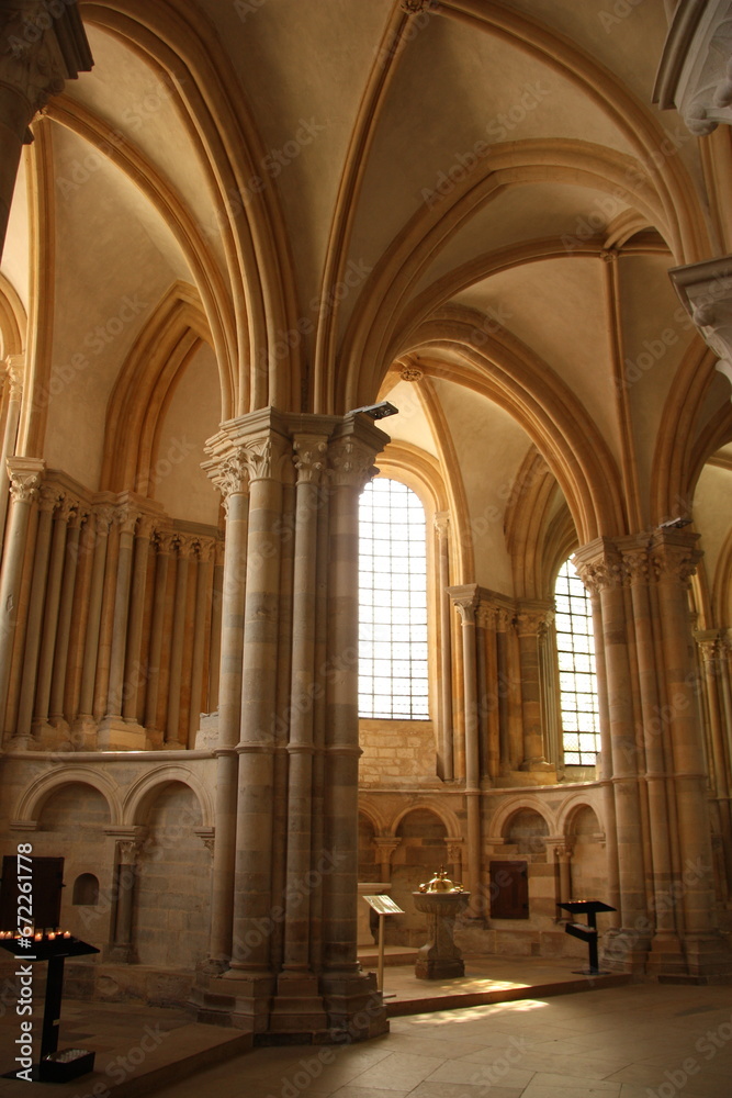  Voûtes de la basilique de Vézelay en Bourgogne. France