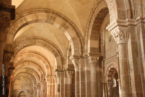 Voûtes romanes de la basilique de Vézelay en Bourgogne. France