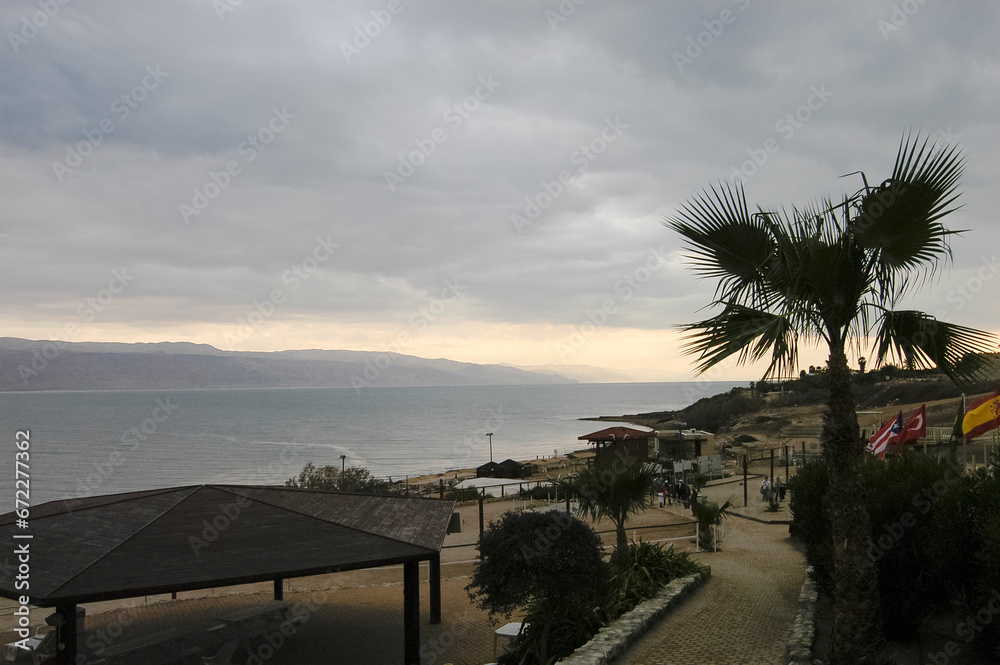 Israel, am Toten Meer, blick über den See, öffentlicher Strand, Weg zum Meer, Mit Palmen.