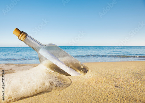 Flaschenpost in einer Flasche am Strnd in einer Welle angespült