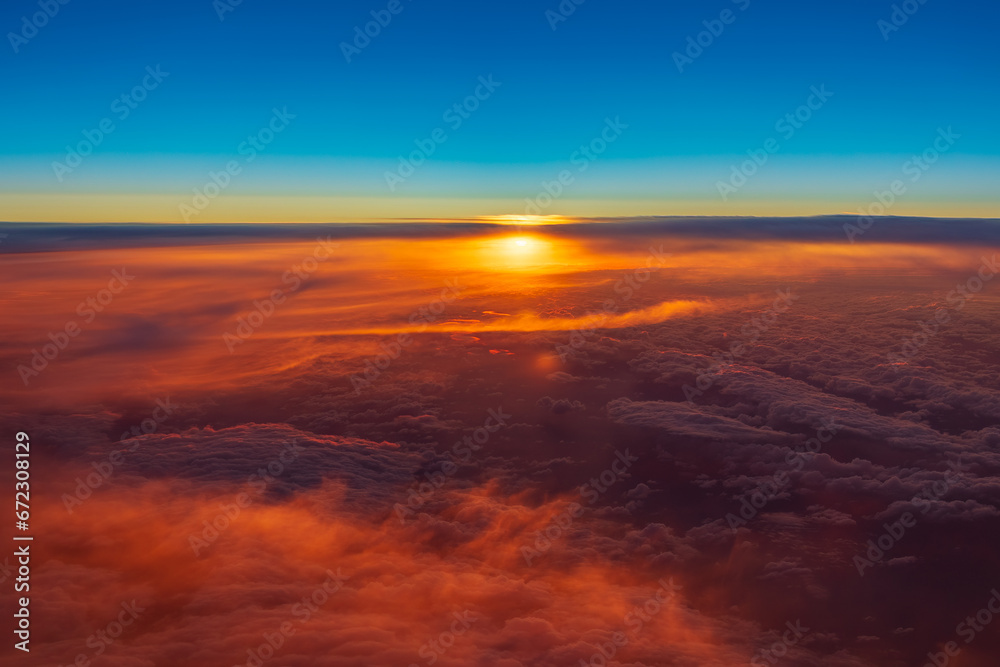 Feuerrotes Wolkenmehr während eines Sonnenuntergangs über dem Nordmeer. 