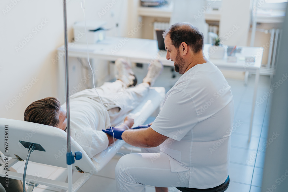 Obraz premium A specialist doctor providing professional healthcare to a patient in a hospital room. Examination, infusion, and vitamin therapy.