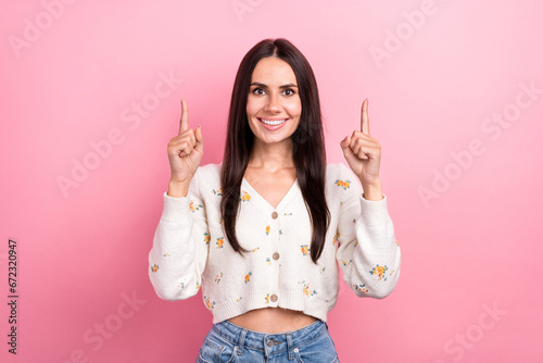 Photo funny charming millennial hispanic lady indicating fingers above head information brand new yorker isolated on pink color background