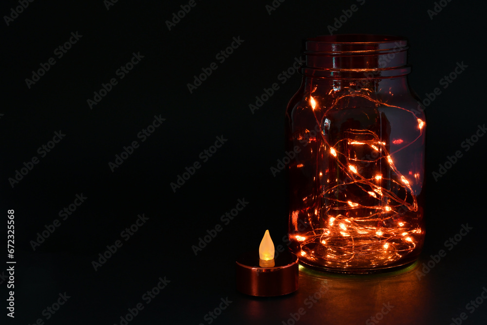Lampara navideña con luces blancas y una vela. Espacio para texto al lado izquierdo. Lampara navideña con luces blancas y una vela. Espacio para texto al lado izquierdo.