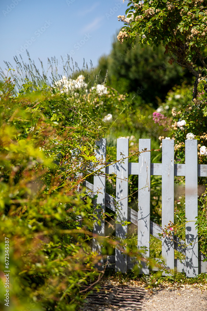 Charmant petit jardin fleuri devant une vieille maison en pierre dans un village de France. Charmant petit jardin fleuri devant une vieille maison en pierre dans un village de France.
