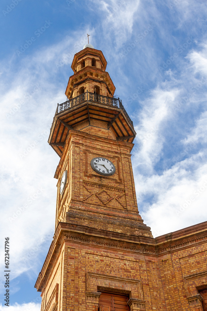 Torre de la Casa Consistorial de Nerva con reloj y construida en ladrillo, Huelva, Andalucía 