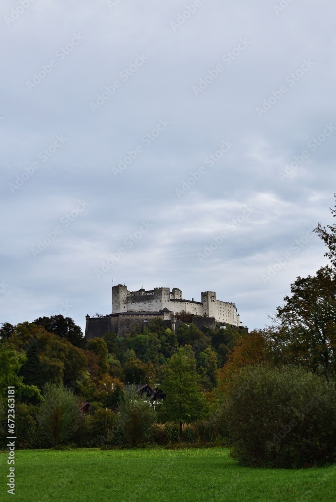 Burg Hohensalzburg in Österreich im Herbst, vertikal