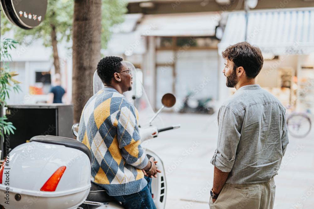 Obraz premium Multiracial business partners take a break outdoors, discussing goals and project progress. Creative and persistent teamwork for a successful corporation.