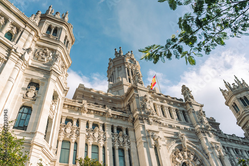 Façade grand musée à Madrid en Espagne photo