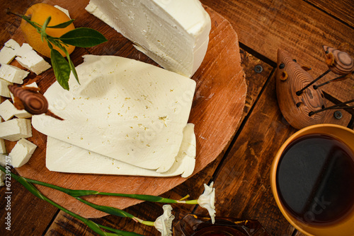 Toma cenital de queso oaxaca con una taza de café sobre una mesa de madera  photo
