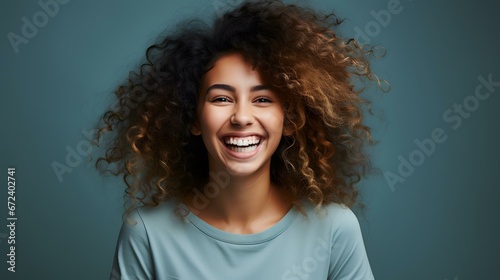 Mulher Diversa Sorrindo em um Fundo Colorido © Alexandre