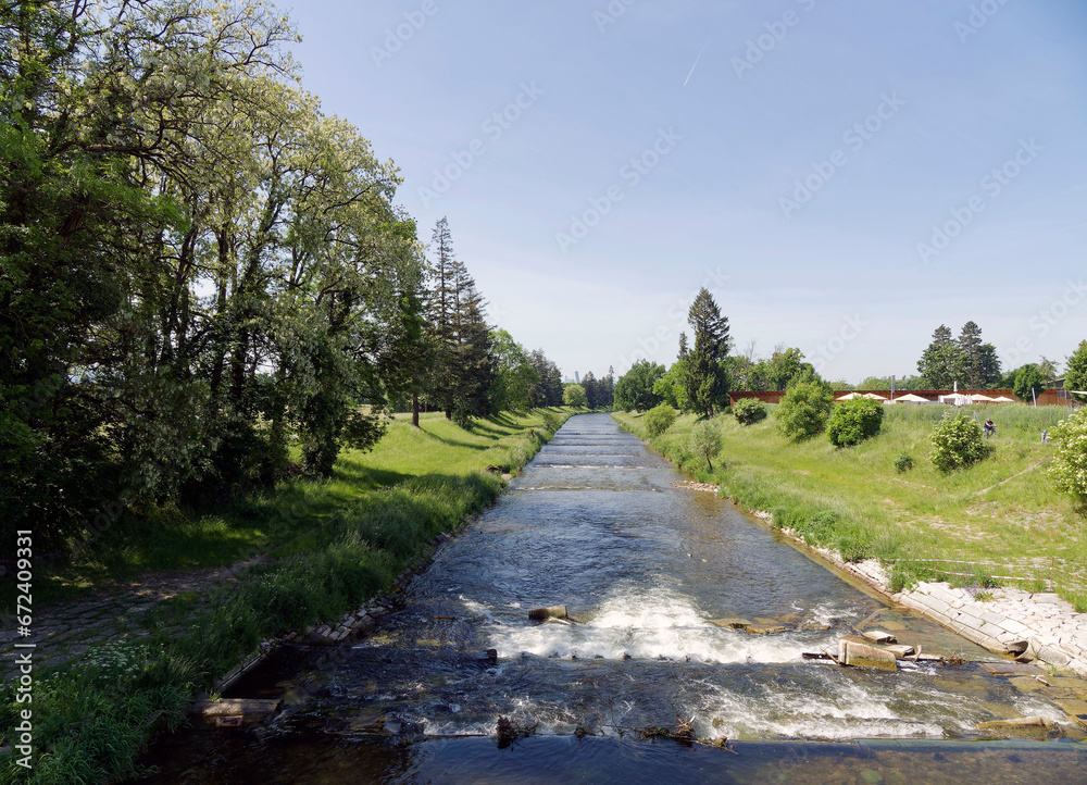 Wiese (Fluss) zwischen Lörrach und Lange Erlen. Durch die Revitalisierung der Ufer und des Flusses entsteht ein idealer Lebensraum für Wildtiere und ein Erholungsgebiet für Wanderer
