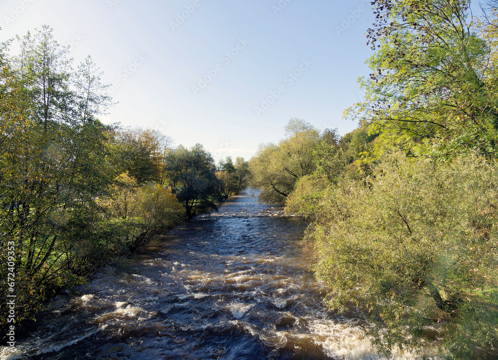 Wiese (Fluss). Fließt von seiner Quelle am Felberg dem Wiesental entlang, durchquert den Bezirk Lörrach, die Schweizer Grenze, Riehen, Klein-Basel, bevor er in den Rhein mündet
Wiese (Fluss). Fließt von seiner Quelle am Felberg dem Wiesental entlang, durchquert den Bezirk Lörrach, die Schweizer Grenze, Riehen, Klein-Basel, bevor er in den Rhein mündet