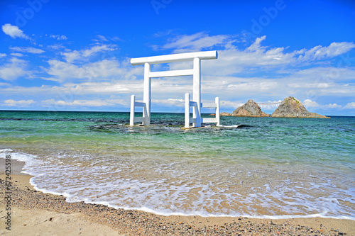 青空に映える桜井二見ヶ浦の風景　福岡県糸島市