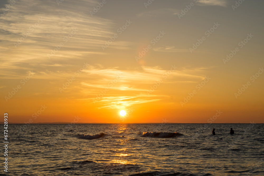 Zachód słońca i kąpiel w morzu w Międzyzdrojach