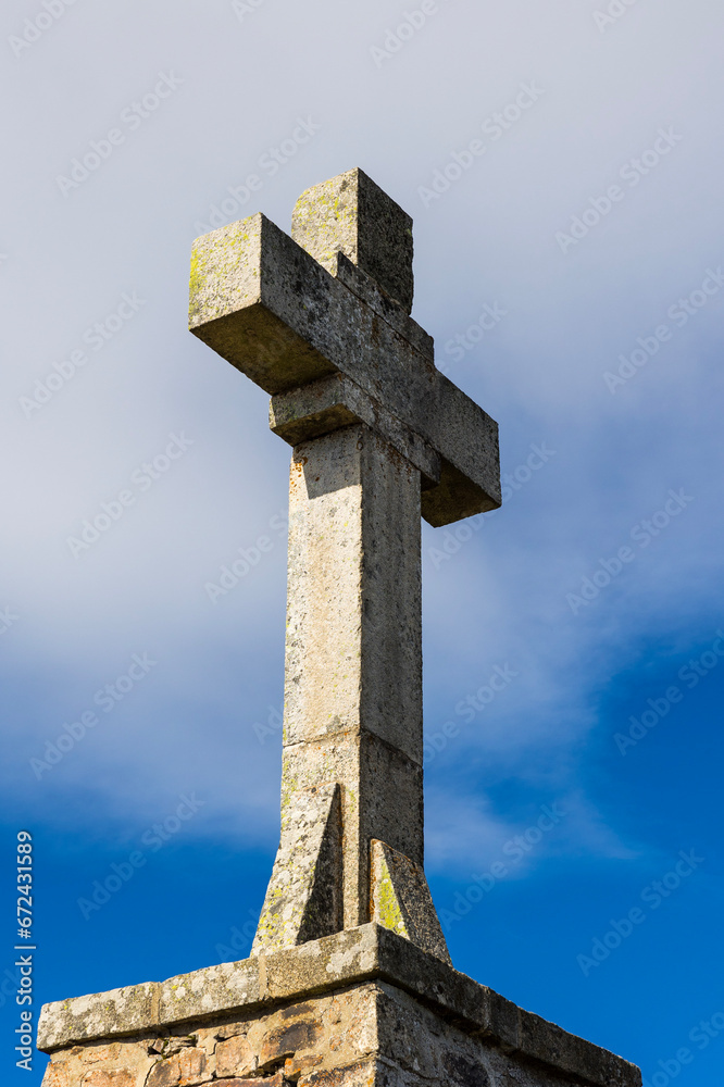 Croix en granite au sommet de la Crêt de l’Œillon, dans le parc naturel régional du Pilat à l’automne