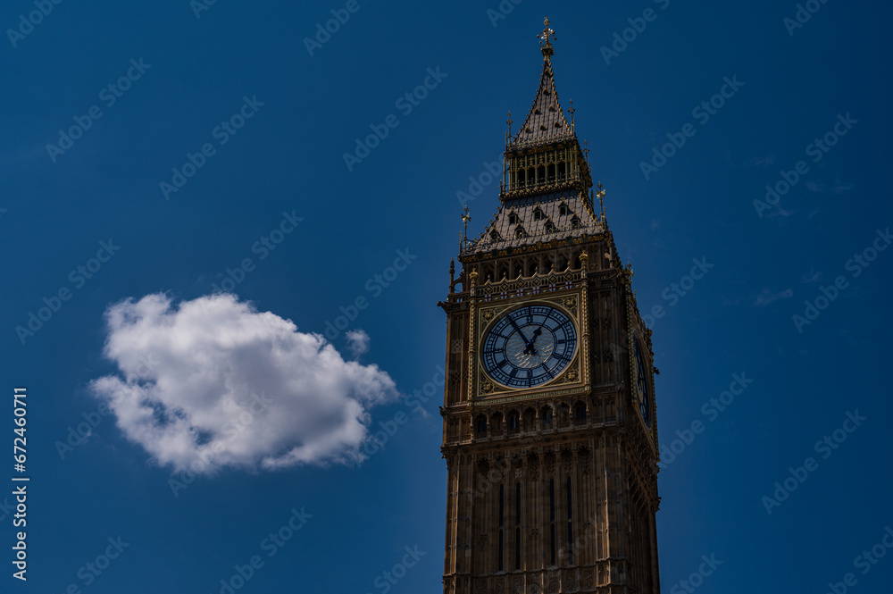 Big Ben in London mit blauem Himmel