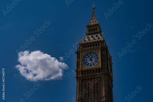 Big Ben in London mit blauem Himmel