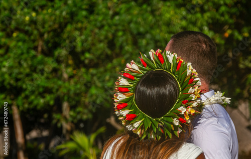 Femme et sa couronne de tête à fleurs tropicales avec son mari photo