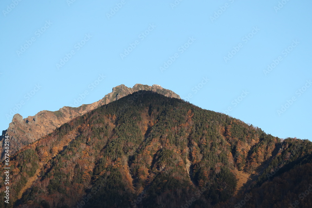 東沢大橋、紅葉の季節の早朝の山々