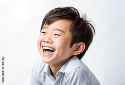 笑顔の少年の顔クローズアップ｜白背景