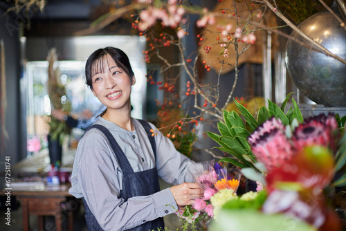 Bild auf Leinwand 花屋で働くエプロンをきた日本人の女性