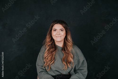 Obraz na plátně brunette woman studio portrait smirk