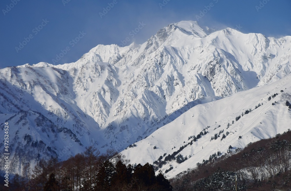 冬の白馬村から望む雪を纏った五竜岳